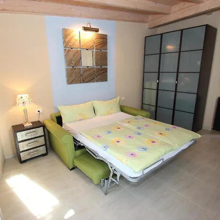 Kleines Mit Terrasse Fuer Zwei Personen 아파트